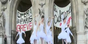 Париз -Балерини изведуваат „Лебедово езеро“ во протест против плановите на Макрон за пензиски реформи
