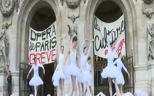 Париз -Балерини изведуваат „Лебедово езеро“ во протест против плановите на Макрон за пензиски реформи