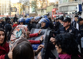Turkish anti-riot police push away protesters  at Kadikoy district in Istanbul, on November 6, 2016, during a demonstration against the arrest of nine  MPs of the pro-Kurdish People's Democratic Party (HDP), including the two co-leaders.
Turkey's main pro-Kurdish party on Sunday said it was pulling out of parliament after nine of its MPs including the two co-leaders were arrested in an unprecedented crackdown. / AFP PHOTO / YASIN AKGUL