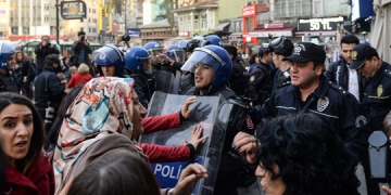 Turkish anti-riot police push away protesters  at Kadikoy district in Istanbul, on November 6, 2016, during a demonstration against the arrest of nine  MPs of the pro-Kurdish People's Democratic Party (HDP), including the two co-leaders.
Turkey's main pro-Kurdish party on Sunday said it was pulling out of parliament after nine of its MPs including the two co-leaders were arrested in an unprecedented crackdown. / AFP PHOTO / YASIN AKGUL