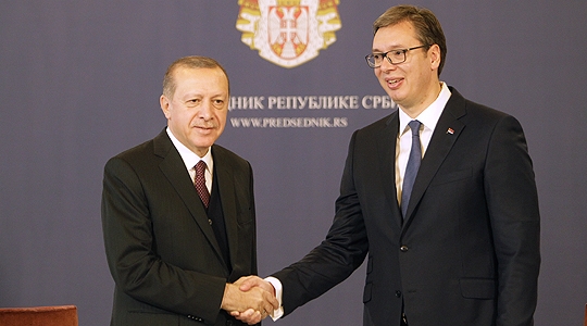 epa06256099 Turkish President Recep Tayyip Erdogan (L) and Serbian President Aleksandar Vucic (R) shake hands before their meeting in Belgrade, Serbia, 10 October 2017. Economic ties, tourism and major infrastructure projects will be the main focus during Erdogan's two day visit to Serbia.  EPA-EFE/ANDREJ CUKIC
