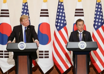 epa06313002 South Korean President Moon Jae-in (R) and US President Donald J. Trump (L) hold a joint press conference at the presidential office Cheong Wa Dae in Seoul, South Korea, 07 November 2017. The two leaders reaffirmed their resolve to peacefully end North Korea's nuclear and ballistic missile development. Trump is on a two-day official visit to South Korea, the second stop on his 12 day tour of Asia.  EPA-EFE/YONHAP SOUTH KOREA OUT