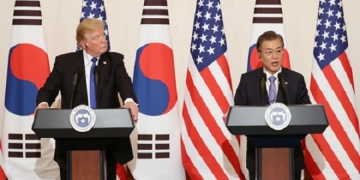 epa06313002 South Korean President Moon Jae-in (R) and US President Donald J. Trump (L) hold a joint press conference at the presidential office Cheong Wa Dae in Seoul, South Korea, 07 November 2017. The two leaders reaffirmed their resolve to peacefully end North Korea's nuclear and ballistic missile development. Trump is on a two-day official visit to South Korea, the second stop on his 12 day tour of Asia.  EPA-EFE/YONHAP SOUTH KOREA OUT