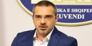 epa06277121 Former Albanian Interior Minister Saimir Tahiri speaks during a press conference in Tirana, Albania, 17 October 2017 (Issued on 19 October 2017). Saimir Tahiri was mentioned in some interceptions made by Guardia di Finanza Italian Police, about guns and drugs traffic made by a crew which claimed to have his support.  EPA-EFE/MALTON DIBRA