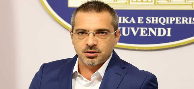 epa06277121 Former Albanian Interior Minister Saimir Tahiri speaks during a press conference in Tirana, Albania, 17 October 2017 (Issued on 19 October 2017). Saimir Tahiri was mentioned in some interceptions made by Guardia di Finanza Italian Police, about guns and drugs traffic made by a crew which claimed to have his support.  EPA-EFE/MALTON DIBRA