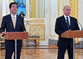 dpatop - HANDOUT - Japanese Prime Minster Shinzo Abe (L) and Russian President Vladimir Putin attend a press conference at the Kremlin in Moscow, Russia, 26 May 2018. HANDOUT EDITORIAL USE ONLY/NO SALES Photo: ---/Kremlin/dpa