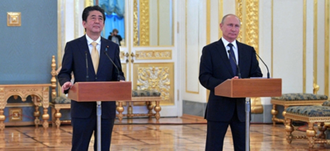 dpatop - HANDOUT - Japanese Prime Minster Shinzo Abe (L) and Russian President Vladimir Putin attend a press conference at the Kremlin in Moscow, Russia, 26 May 2018. HANDOUT EDITORIAL USE ONLY/NO SALES Photo: ---/Kremlin/dpa