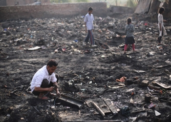 epa06674462 Rohingya refugees look for their belongings after a fire broke out in their makeshift settlement in Madanpur Khadar, in New Delhi, India, 17 April 2018. According to news reports, around 50 shanties were gutted in a fire that broke out in the makeshift settlement of Rohingya Refugees living in Madanpur Khadar in Delhi on 15 April 2018. There are around 50 Muslim Rohingya families living in the makeshift housing, having fled Myanmar, provided by the NGO Zakat Foundation of India. Most of the refugees living in this area work where they can on day rates or as ragpickers and earn about five US dollars per day.  EPA-EFE/RAJAT GUPTA