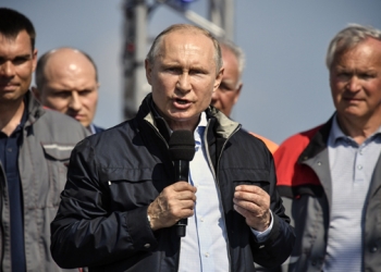 epa06738687 Russian President Vladimir Putin (front C) speaks during the opening ceremony of the road-and-rail Krymsky (Crimean) Bridge over the Kerch Strait, Crimea, 15 May 2018. Vladimir Putin inaugurated the 19-kilometers-long road-and-rail bridge that connects the Crimean peninsula, annexed by Russia from Ukraine in March 2014, with the Taman Peninsula of the Russian mainland. Public transport and automobiles traffic on Crimean Bridge will be launched in early hours of 16 May 2018.  EPA-EFE/ALEXANDER NEMENOV/POOL