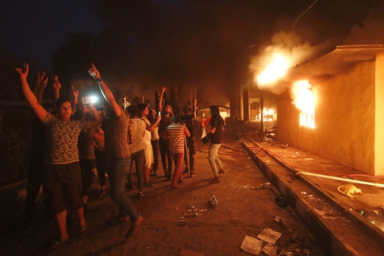 epa07003674 Iraqi protesters chant anti-Iran slogans after burning the Iranian consulate in Basra, southern Iraq, 07 September 2018. Hundreds of protesters stormed and set on fire the Iranian consulate in Basra city. At least nine protesters were killed in clashes with security forces during the wave of protestes that swept the city since June 2018 against corruption and poor government services.  EPA-EFE/HAIDER AL-ASSADEE