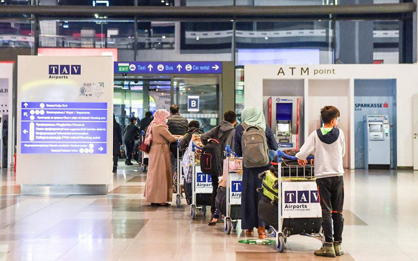 Граѓани на Авганистан пристигнуваат на скопскиот аеродром, 26.11.2021