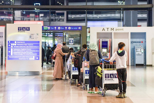 Граѓани на Авганистан пристигнуваат на скопскиот аеродром, 26.11.2021