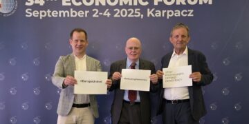 (од лево на десно) Дел од потписниците на Заедничката изјава: Мика Бојстер (Германска унија на новинари), Волфганг Ресман (Медија Дијалог) и Роџер Касале (Вестминстерска алијанса за Украина) на Економскиот форум во Полска, 3 септември 2025.