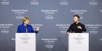 Претседателката на Швајцарија, Виола Амхерд и претседателот на Украина, Володимир Зеленски, на отворањето на мировната конференција, 15 јуни 2024