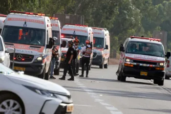 Графичка содржина / израелските спасувачки тимови чекаат покрај амбулантни возила паркирани веднаш пред јужниот град Сдерот за да ги евакуираат ранетите на 7 октомври 2023 година, откако палестинската милитантна група Хамас започна голем ненадеен напад врз Израел. (Фото: Менахем КАХАНА / АФП) (Фото: МЕНАХЕМ КАХАНА/АФП преку Гети Имиџис)