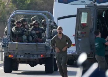 Израелските војници се упатуваат на југ во близина на Ашкелон за да се спротивстават на палестинските борци [Охад Цвигенберг/АП]