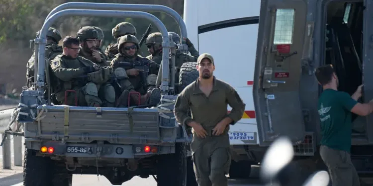 Израелските војници се упатуваат на југ во близина на Ашкелон за да се спротивстават на палестинските борци [Охад Цвигенберг/АП]