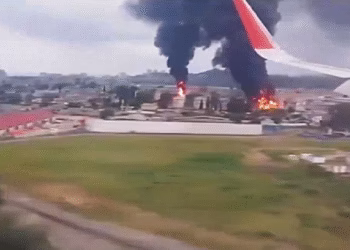 Скриншот од видео кое наводно го прикажува погледот од авион што слетува на аеродромот во Сочи на 3 август Shaun Pinner/X