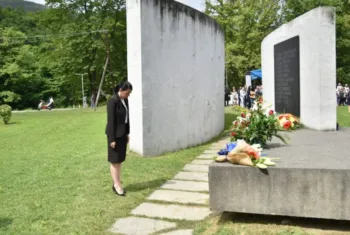 Министерката Костадиновска-Стојчевска положи цвеќе во одбележувањето на 80 години од стрелањето на 12 младинци во Ваташа/ Фото:Фејсбук профилот на Костадиновска - Стојчевска