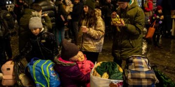 Фото: 
Ukrainians fleeing the war to Poland have a warm meal near the Lviv train station on Feb. 27, 2022. (Kostyantyn Chernichkin)