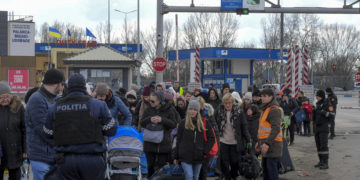 epa09805654 Refugees from Ukraine cross the border with Moldova in Palanca, Moldova, 06 March 2022. Russian troops entered Ukraine on 24 February for a 'special military operation,' leading to a massive exodus of Ukrainians to neighboring countries as well as internal displacements.  EPA-EFE/CIRO FUSCO