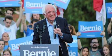 Берни Сандерс / Bernie Sanders (photo: Jackson Lanier, CC BY-SA 4.0, via Wikimedia Commons)