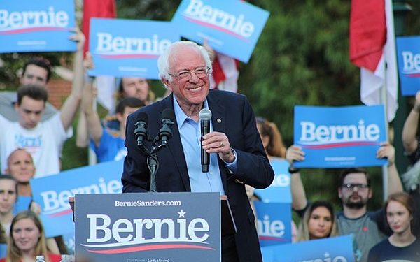 Берни Сандерс / Bernie Sanders (photo: Jackson Lanier, CC BY-SA 4.0, via Wikimedia Commons)