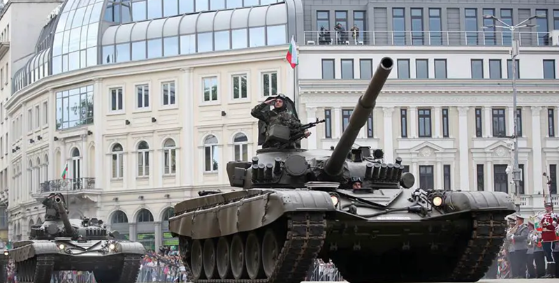 Бугарскиот парламент го отфрли ветото на претседателот Радев, за да одобри воена помош за Украина