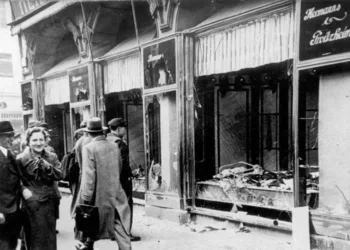 Kristallnacht, Nov. 1938 Zerstörte jüdische Geschäfte in Magdeburg (Wikimedia Commons)
