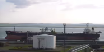 Last Crude Oil Tanker at Shell Haven - geograph.org.uk - 605835.jpg