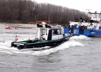 Фото: Danube River patrol boat coming along side/ wikimdia commons