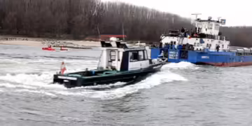 Фото: Danube River patrol boat coming along side/ wikimdia commons