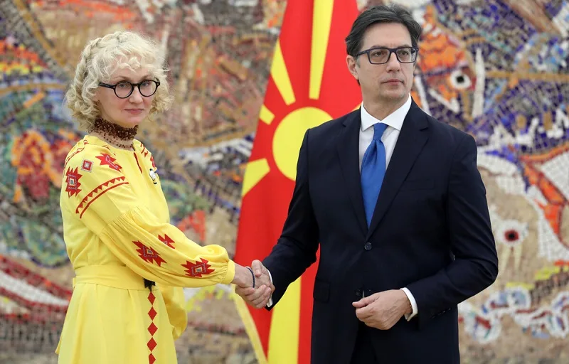 Амбасадорката Дир му заблагодари на претседателот Пендаровски за силната поддршка за Украина