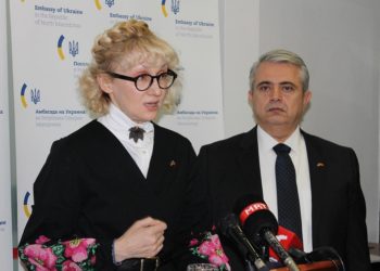 Амб. на Украина, Лариса Дир, почесниот конзул на Украина, Сашо Наумоски (фото: ЦИВИЛ Медиа)