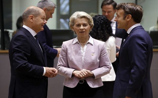 epa10029078 (L-R) German Chancellor Olaf Scholz, European Commission President Ursula von der Leyen, and French President Emmanuel Macron talk as they attend the round table at an EU-Western Balkans leaders' meeting in Brussels, Belgium, 23 June 2022. The progress on EU integration and the challenges which the Western Balkans countries face in connection to the Russian invasion of Ukraine are topping the agenda when EU and Western Balkan leaders meet prior a European Council meeting.  EPA-EFE/OLIVIER HOSLET