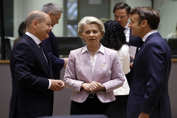 epa10029078 (L-R) German Chancellor Olaf Scholz, European Commission President Ursula von der Leyen, and French President Emmanuel Macron talk as they attend the round table at an EU-Western Balkans leaders' meeting in Brussels, Belgium, 23 June 2022. The progress on EU integration and the challenges which the Western Balkans countries face in connection to the Russian invasion of Ukraine are topping the agenda when EU and Western Balkan leaders meet prior a European Council meeting.  EPA-EFE/OLIVIER HOSLET