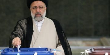 TEHRAN, IRAN - JUNE 18: Iranian ultraconservative cleric and presidential candidate Ebrahim Raisi casts his ballot for presidential election on June 18, 2021 in Tehran, Iran. The country's incumbent president, Hassan Rouhani, is ineligible to run again after serving two terms in office. (Photo by Meghdad Madadi ATPImages/Getty Images)
