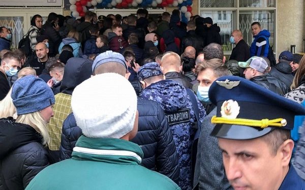 Voters, including Russian service members, queue before entering a polling station during a three-day parliamentary election in Moscow, Sept. 17, 2021/ ABC News