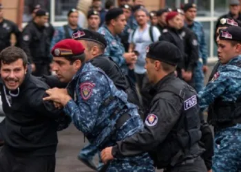 По воена операција на Азербејџан во Нагорно-Карабах, бран протести и немири избувнаа низ Ерменија со барања владата на Пашинјан да поднесе оставка Фото: Гуидхал