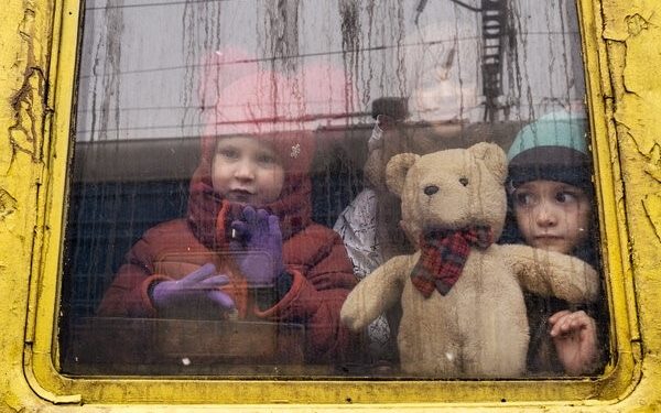 Фото: An evacuation train headed toward Lviv, Ukraine, on Thursday.Lynsey Addario for The New York Times