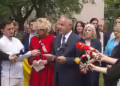 Градоначалникот Висар Ганиу на поставување на скулптурата „Горчливото сеќавање на детството“ во Паркот „Украина“ во Чаир. Фото: А. Мехмети/ЦивилМедиа
