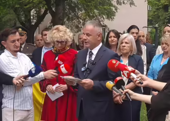 Градоначалникот Висар Ганиу на поставување на скулптурата „Горчливото сеќавање на детството“ во Паркот „Украина“ во Чаир. Фото: А. Мехмети/ЦивилМедиа