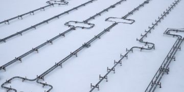 Фото: pipelines at a gas processing facility, operated by Gazprom company, at Bovanenkovo gas field on the Arctic Yamal peninsula, Russia  REUTERS/Maxim Shemetov
