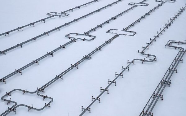 Фото: pipelines at a gas processing facility, operated by Gazprom company, at Bovanenkovo gas field on the Arctic Yamal peninsula, Russia  REUTERS/Maxim Shemetov