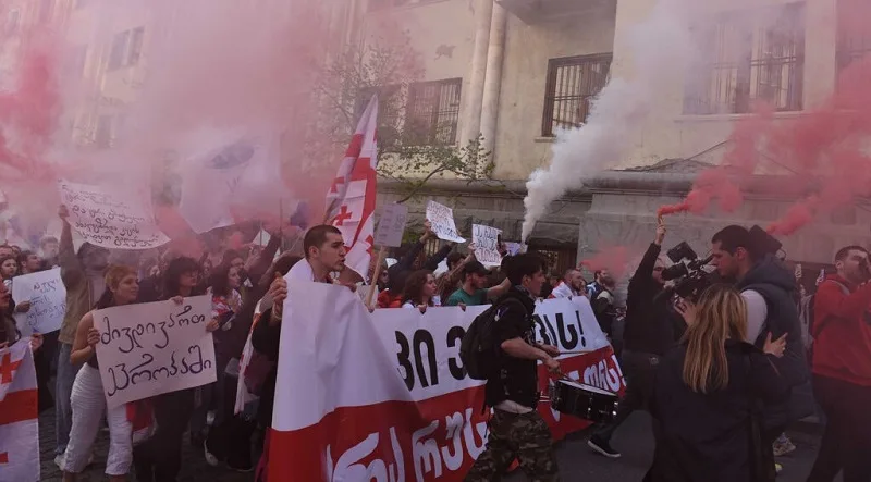 Немири во Грузија: Опозициските пратеници исфрлени од Парламентот, стотици демонстранти собрани зад парламентот, полицијата претепа опозициски функционер, врвни грузиски спортисти со поддршка на протестите