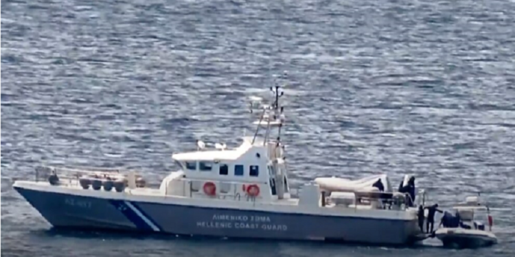 Фото: Снимка од видео на кое се гледа брод на грчката крајбрежна стража и мигранти / Њу Јорк Тајмс