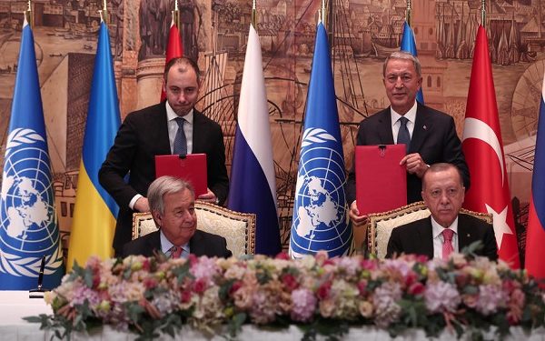 epa10086413 Turkish President Recep Tayyip Erdogan (down-R), UN Secretary-General Antonio Guterres (down-L), Oleksandr Kubrakov (up-L), Minister of Infrastructure of Ukraine and Turkish Defense Minister Hulusi Akar (up-R) attend a signing ceremony of the grain shipment agreement  between Turkey-UN, Russia and Ukraine after their meeting in Istanbul, Turkey, 22 July 2022. According to the agreement, a coordination center will be established to carry out joint inspections at the ports and ensure route security.  EPA-EFE/SEDAT SUNA