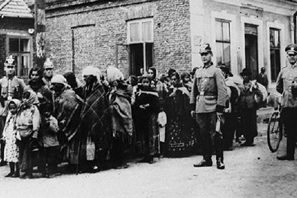 Time to cure amnesia about the history of Roma in Europe (https://www.coe.int/en/web/commissioner/-/time-to-cure-amnesia-about-the-history-of-roma-in-europe) © United States Holocaust Memorial Museum /