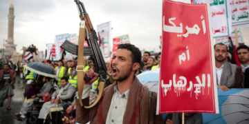 Поддржувачите на Хутите во Сана, главниот град на Јемен, во петокот. (Фото: Осама Абдулрахман/АП)