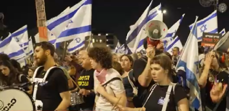 Членовите на семејствата на заложниците на масовниот протест на кој се бара оставка од Нетанјаху